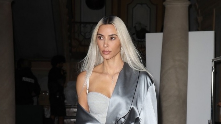 Kim Kardashian nhuộm tóc bạch kim, diện mốt khoe nội y nóng bỏng ra phố