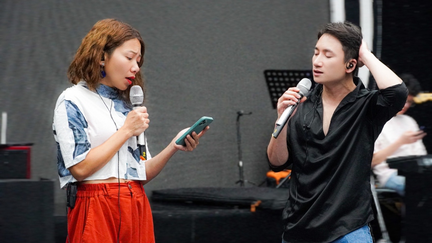 Phan Mạnh Quỳnh thấy áp lực khi hát cùng Diva Hà Trần
