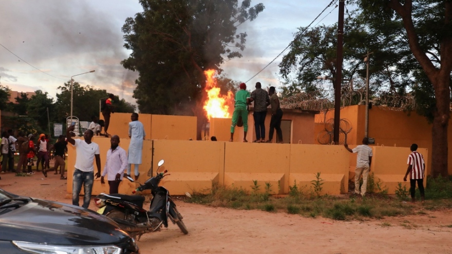 Đảo chính lần 2 tại Burkina Faso, người biểu tình đốt phá đại sứ quán Pháp