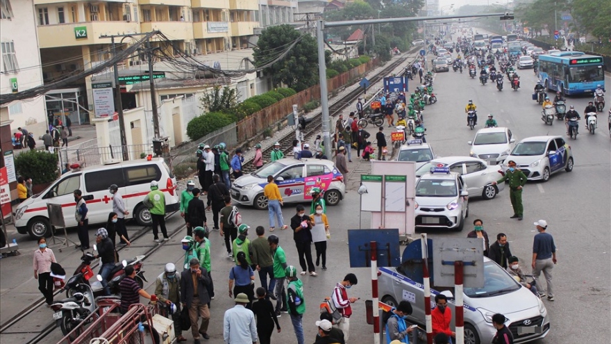 Xe taxi "dàn trận" bắt khách gây náo loạn trước cổng Bệnh viện Bạch Mai