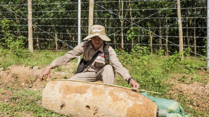 Quảng Trị phát hiện 2 quả bom lớn trong vườn nhà dân