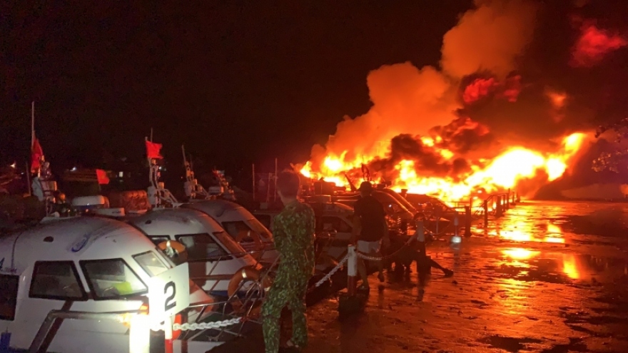 Cháy lớn tại bến Cửa Đại, nhiều ca nô và tàu cá bị thiêu rụi