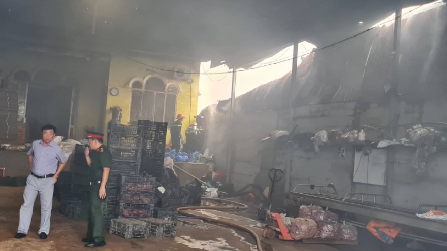 Hơn 70 cán bộ, chiến sỹ khẩn trương dập tắt đám cháy tại xưởng kinh doanh nhựa