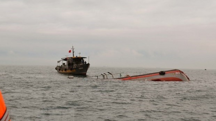 Chìm tàu ở Quảng Ninh khiến 2 mẹ con tử vong