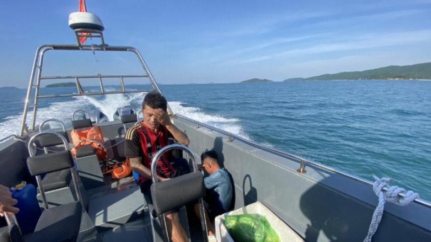 Cứu nạn 3 người trên tàu cá bị đắm ở biển Cô Tô