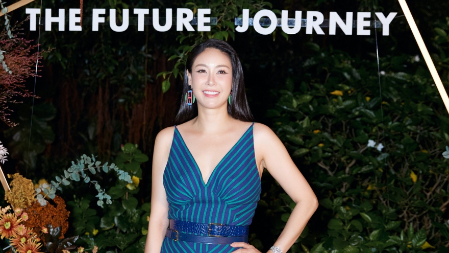 Hoa hậu Hà Kiều Anh U50 vẫn trẻ trung với đầm xẻ sâu
