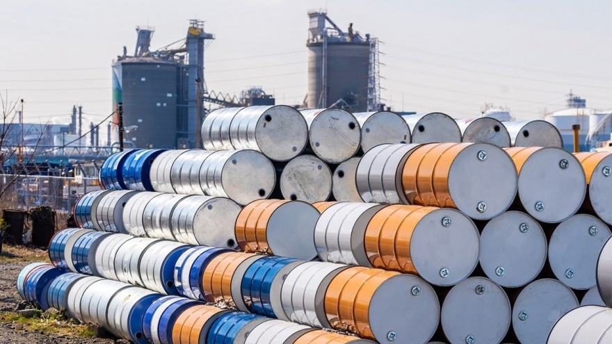 Giá dầu tiếp tục tăng nhờ quyết định cắt giảm sản lượng của OPEC+