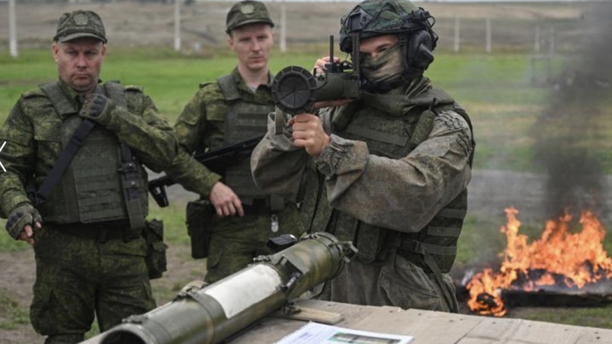 Tân binh Nga học cách sử dụng súng phun lửa cầm tay trên thao trường