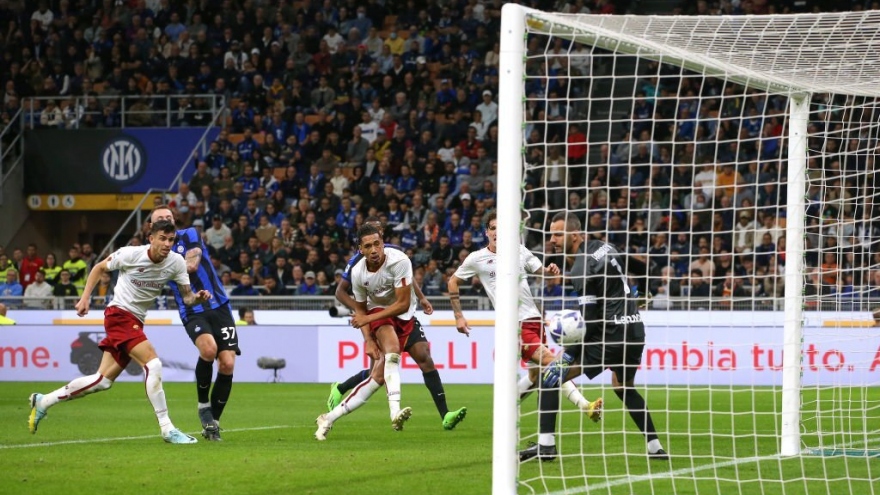 AS Roma thắng ngược Inter Milan trong ngày Mourinho bị cấm chỉ đạo