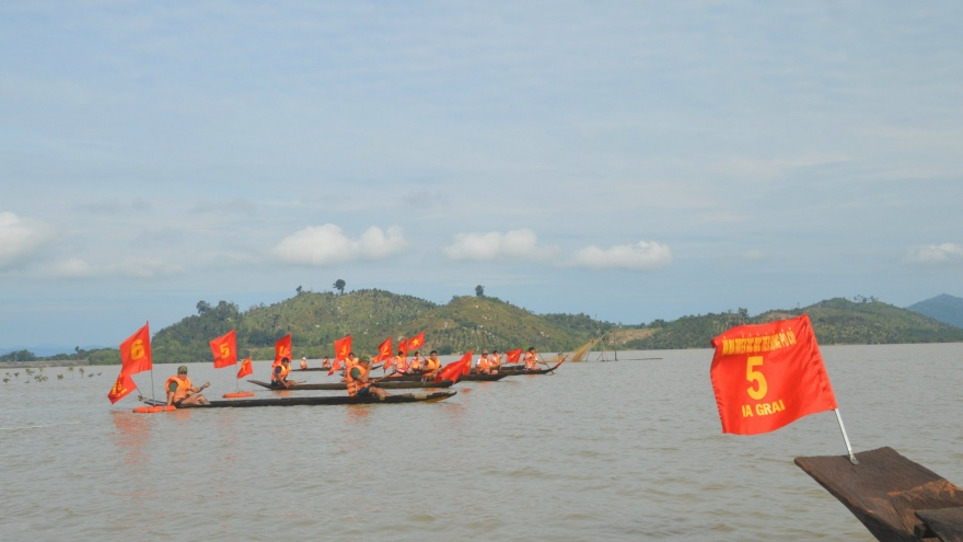 Gia Lai tổ chức thi tạc tượng nhà mồ, đua thuyền độc mộc