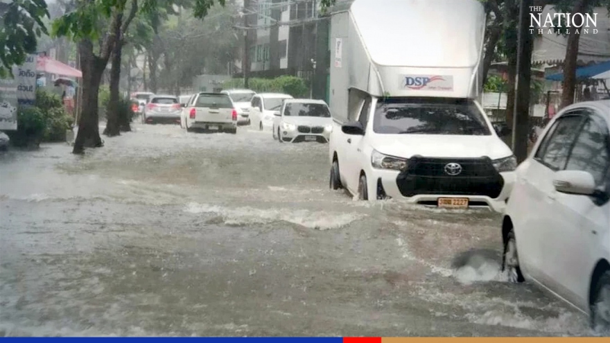 Mưa như trút, nhiều tuyến đường ở Bangkok, Thái Lan bị ngập sâu