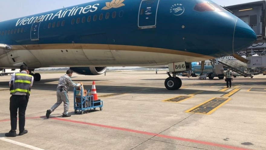 Máy bay Vietnam Airlines sét đánh thủng lỗ trên vỏ ở sân bay Tân Sơn Nhất