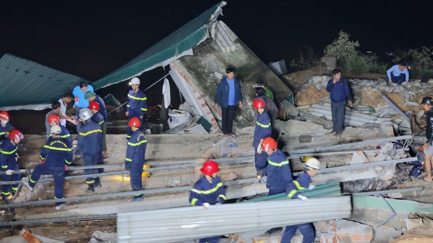 Sập nhà ở Quảng Trị, cảnh sát xuyên đêm tìm người bị vùi lấp