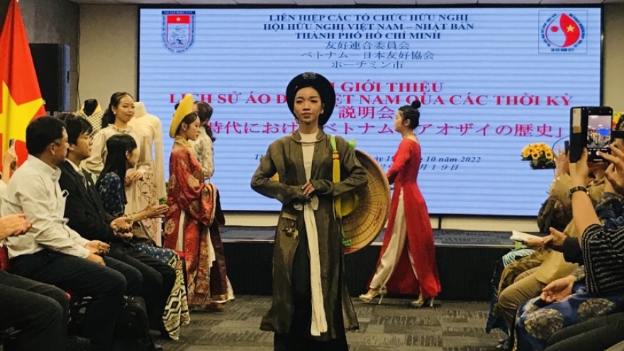 Người Nhật với áo dài Việt Nam