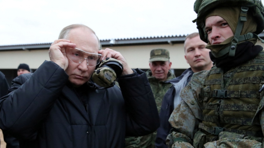 Ông Putin thị sát thao trường huấn luyện tân binh, bắn thử súng SVD