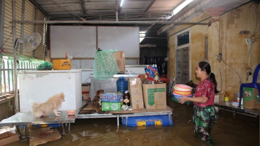 Người dân Quảng Bình làm bè phao đỡ tài sản khi nước lũ dâng cao