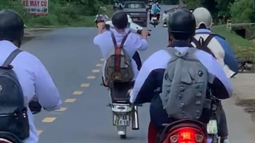 Xử phạt học sinh ở Sơn La đi xe máy bốc đầu