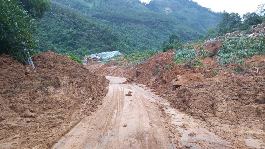 Thông đường vào 6 xã bị chia cắt do sạt lở núi ở thủy điện Ka Tinh, Quảng Ngãi