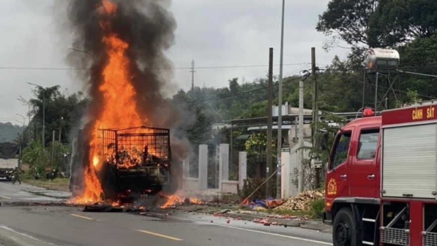 Xe tải bốc cháy dữ dội, phát ra tiếng nổ lớn ở Đồng Nai