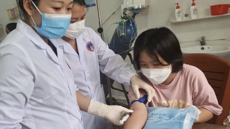 Bộ Y tế cử chuyên gia đến ổ dịch có 700 trẻ sốt