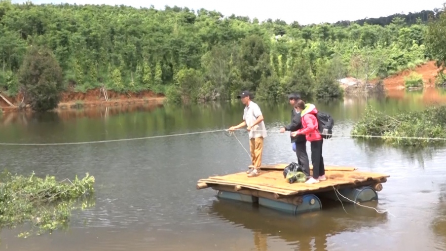 Thủy lợi làm ngập đường đi, hàng trăm hộ dân phải kết bè để đi lại