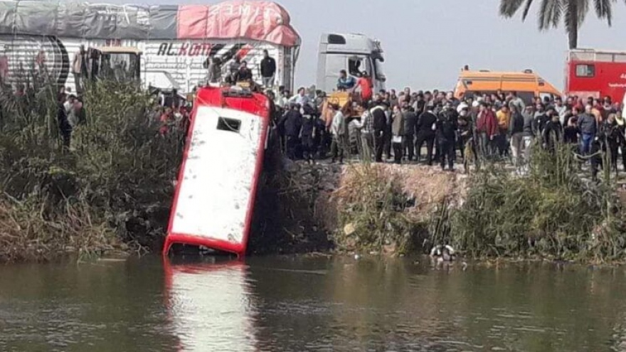 Xe buýt mất lái lao xuống kênh ở Ai Cập, 21 người thiệt mạng