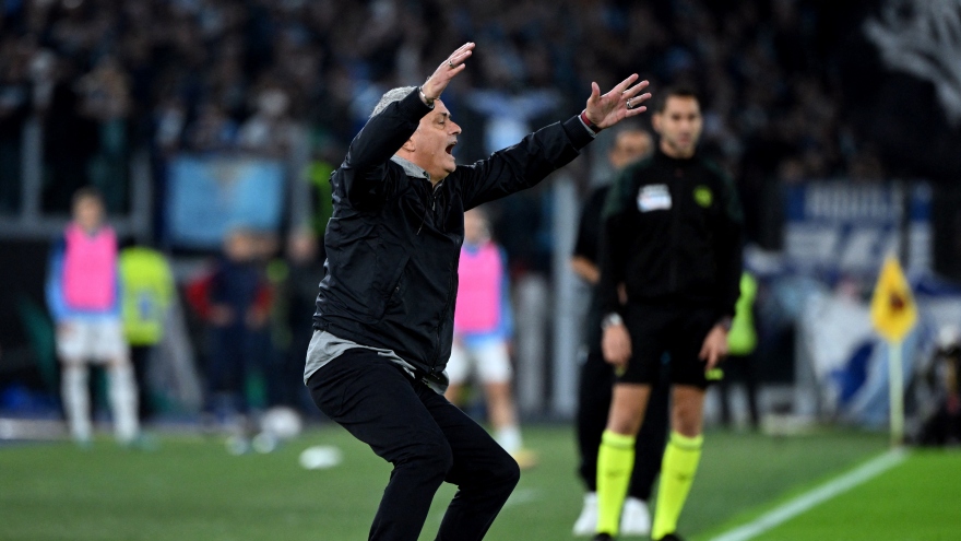 Thầy trò Mourinho "ôm hận" ở derby thành Rome