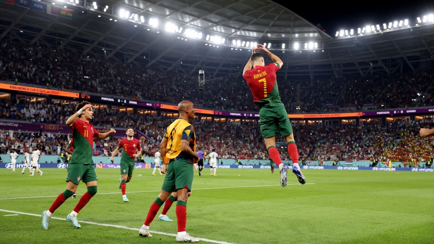 Ronaldo đi vào lịch sử, Bồ Đào Nha nhọc nhằn "vượt ải" Ghana