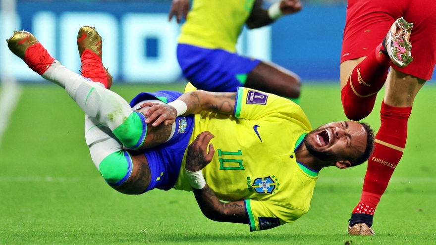 Brazil trả giá đắt sau chiến trận thắng Serbia
