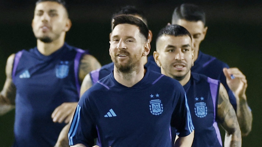 Messi hứng khởi tập luyện trước trận đấu quyết định của Argentina