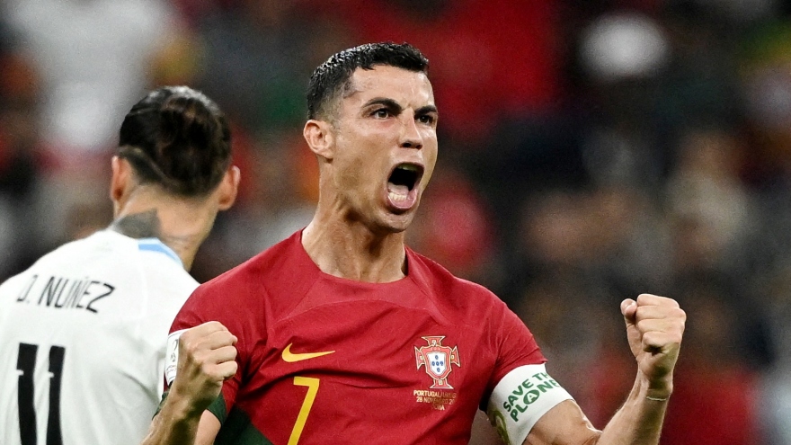 Bruno Fernandes nói gì khi Ronaldo "ăn mừng nhầm" bàn thắng?
