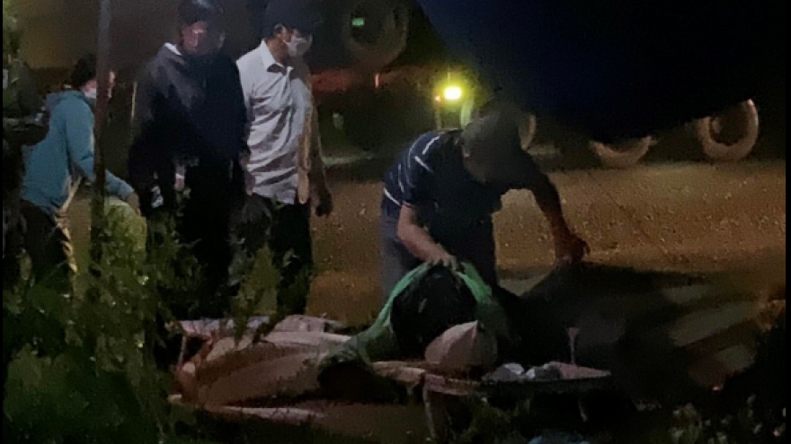 Chồng gục ngã bên thi thể vợ và 2 con bị xe tải lùi cán chết ở Phú Yên