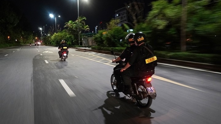 Bắt 2 thiếu niên ném gạch tấn công Cảnh sát Cơ động tại Hà Nội