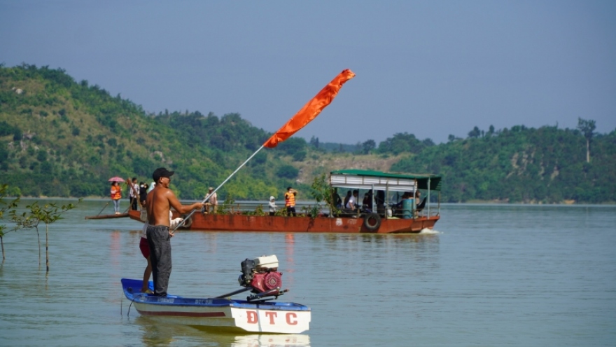 Lễ hội đua thuyền độc mộc trên sông Pô Cô
