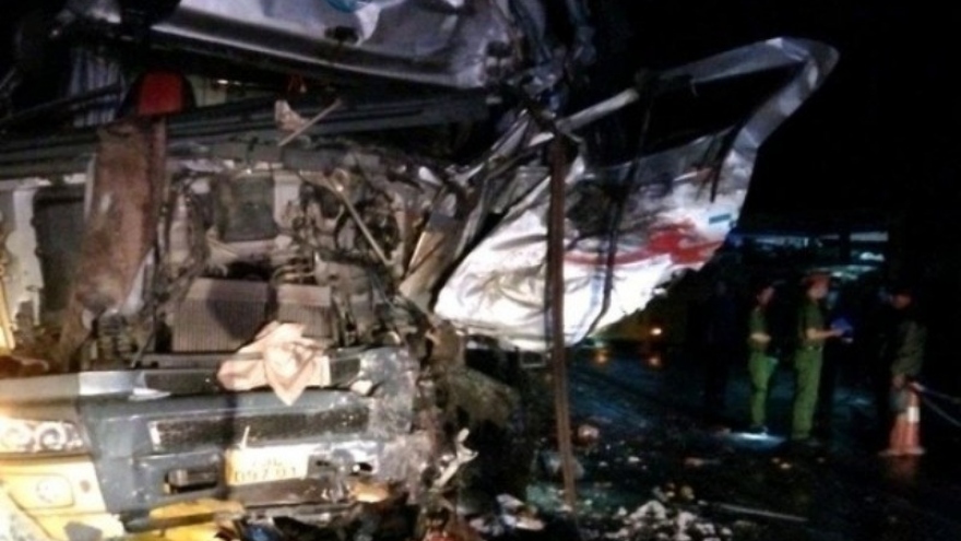 Hiện trường vụ tai nạn thảm khốc giữa xe giường nằm và xe tải, 2 người chết