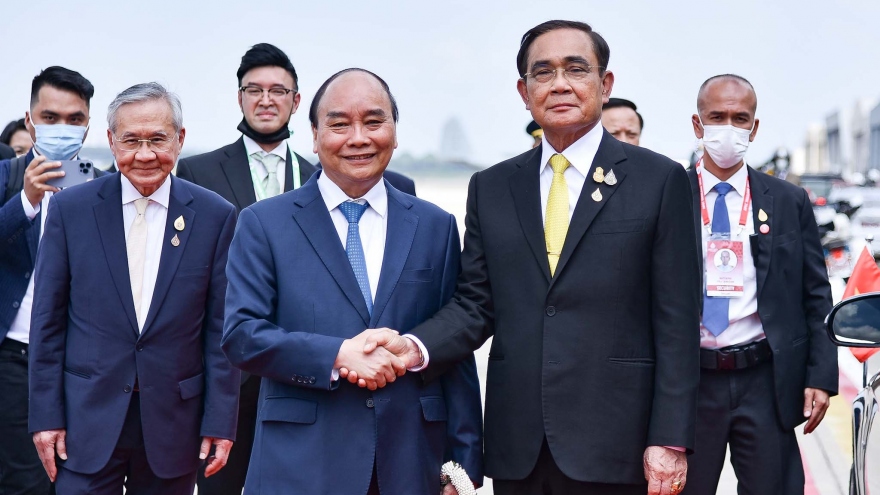Thủ tướng Prayut Chan-o-cha đón Chủ tịch nước Nguyễn Xuân Phúc tại sân bay