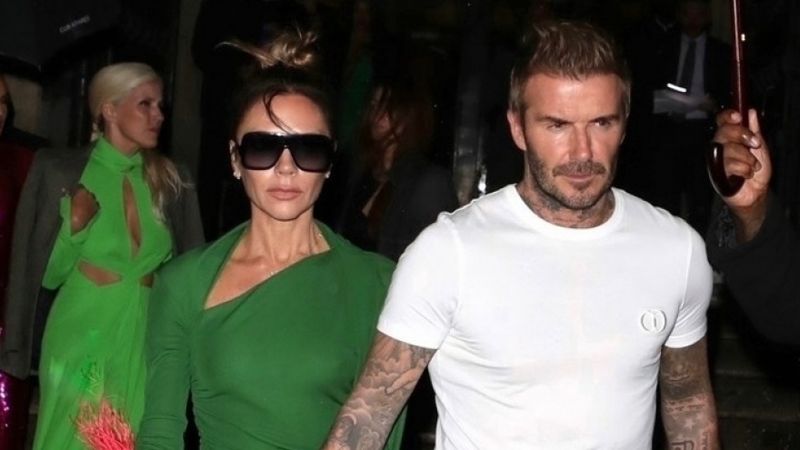 Vợ chồng David Beckham - Victoria nắm tay tình cảm đi dự tiệc ở Pháp