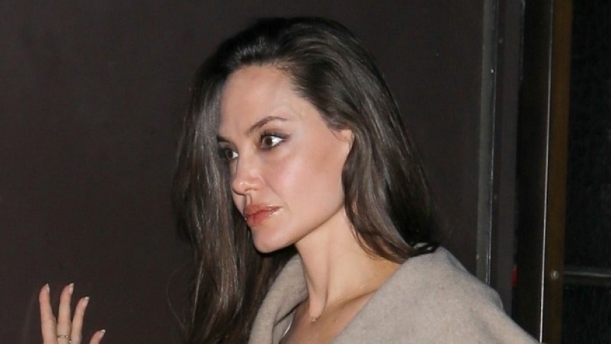 Angelina Jolie trang điểm sắc sảo đi ăn tối tại nhà hàng xa hoa