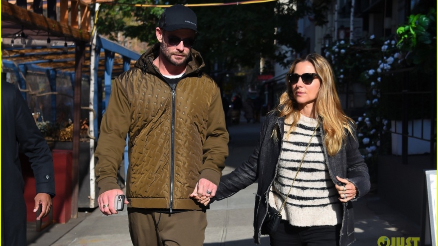 "Thần sấm" Chris Hemsworth và vợ hơn 7 tuổi nắm tay tình cảm đi dạo phố