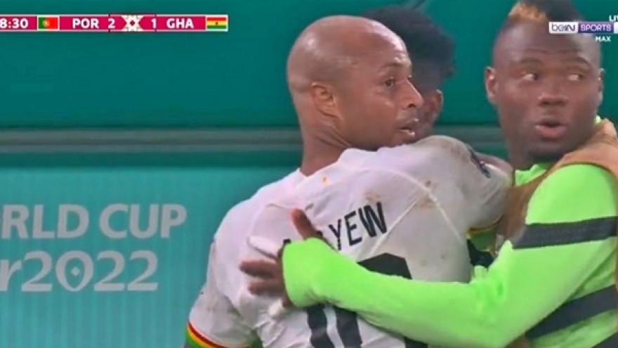 Cầu thủ Ghana đang ăn mừng thì bị João Félix “phá đám”