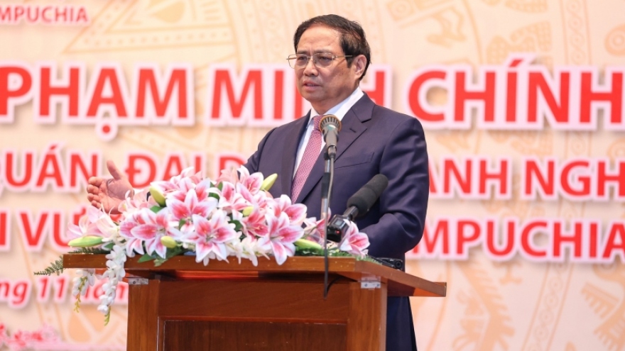 Thủ tướng thăm Đại sứ quán, gặp mặt đại diện cộng đồng người Việt tại Campuchia