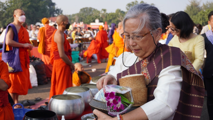 Nét đẹp văn hóa tín ngưỡng trong đêm hội Thatluang của người dân Lào