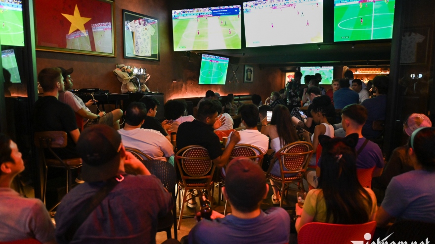 Người hâm mộ ở Hà Nội tụ tập xem trận mở màn World Cup 2022