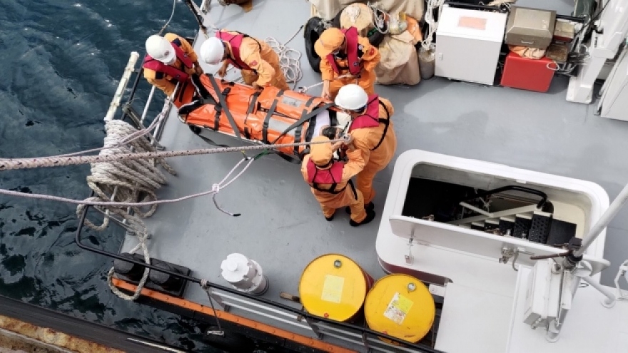 Hai thuyền viên nước ngoài gặp tai nạn trên biển đã được đưa vào bờ