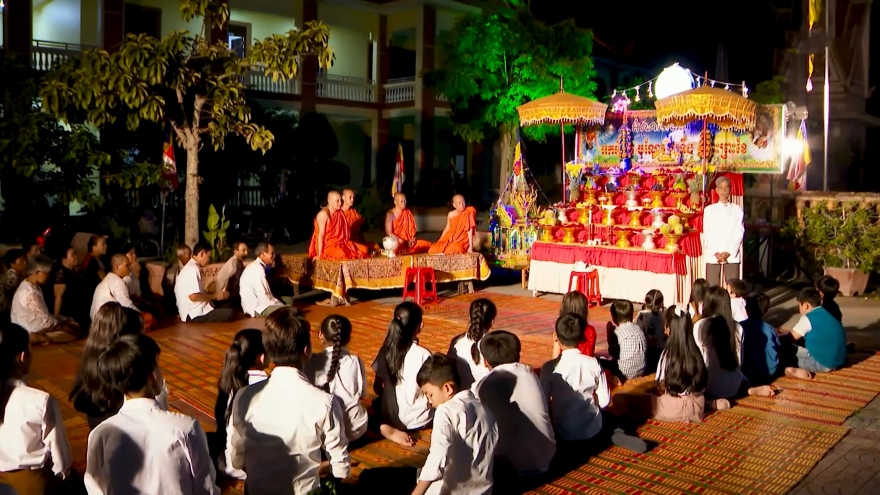 Đồng bào Khmer rộn ràng vui lễ hội Ok Om Bok sau 2 năm bị ảnh hưởng bởi Covid-19