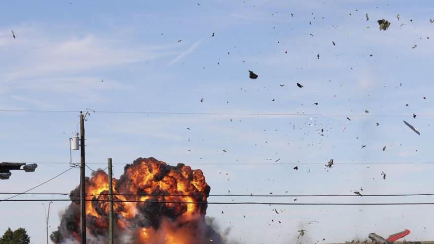 Khoảnh khắc hai máy bay quân sự tại Mỹ lao vào nhau, nổ tung giữa trời