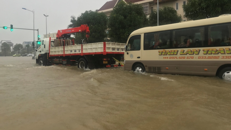Nhiều tuyến đường TP Vinh ngập nặng, ô tô, xe máy bì bõm lội trong “biển nước”