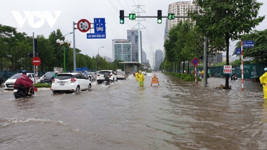 Vì sao các đô thị lớn như Hà Nội vừa mưa đã ngập úng nghiêm trọng?