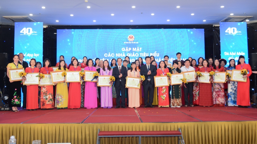 Tặng bằng khen 400 nhà giáo tiêu biểu nhân kỷ niệm 40 năm ngày Nhà giáo Việt Nam
