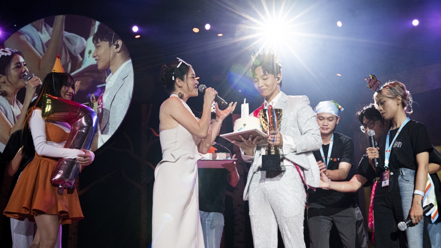 Hoàng Dũng bật khóc, đón sinh nhật bất ngờ cùng 6.000 khán giả ở "Yên" concert